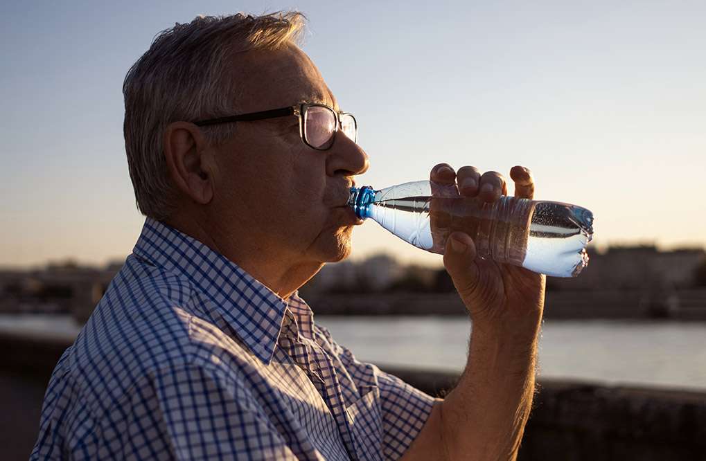 Beber água ajuda a evitar dores nas costas: confira!
